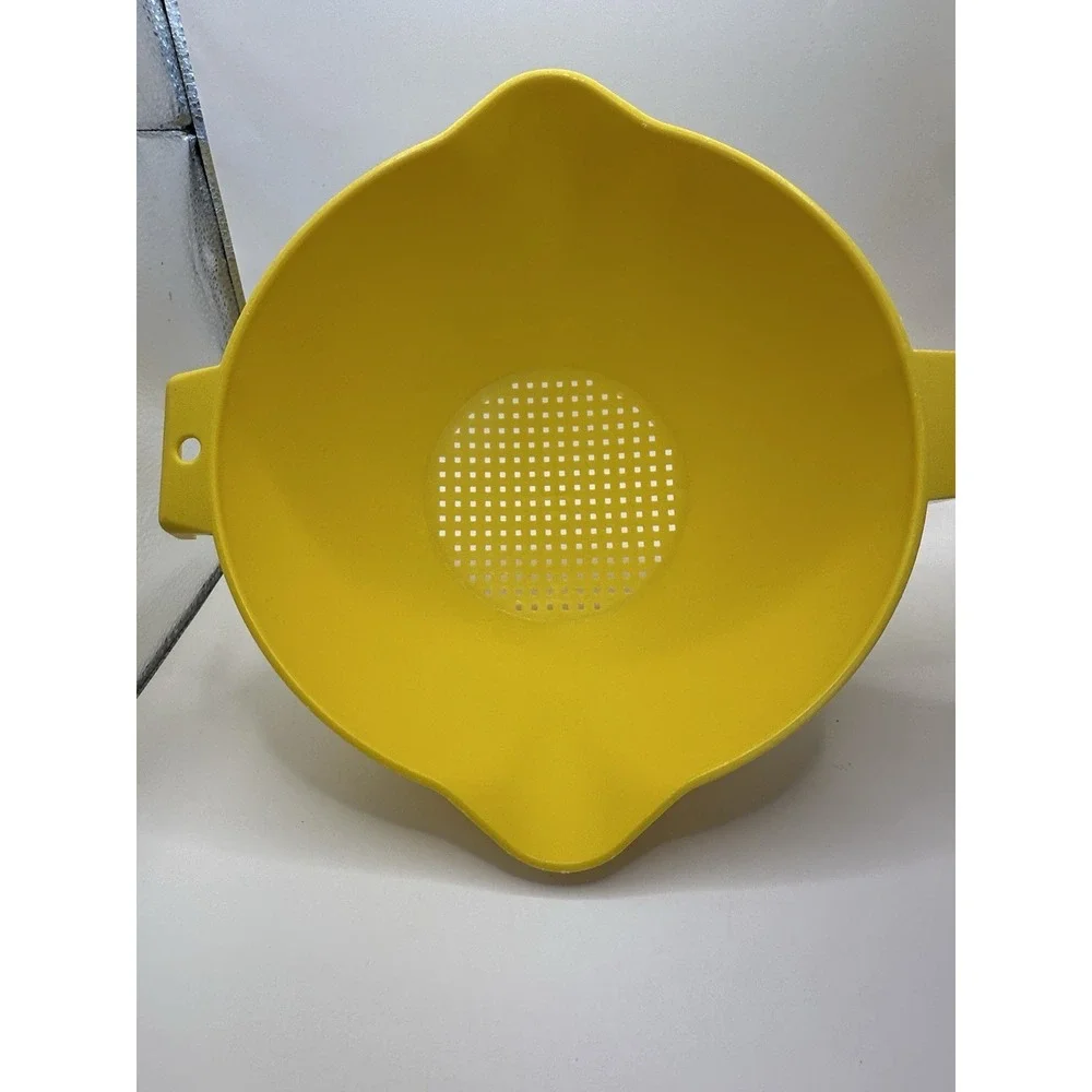 Tupperware Strainer Colander Large 2 Quart Size Yellow EUC Kitchen Utensil